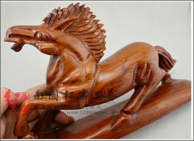 骏马奔腾 红木雕马工艺品的风水摆放艺术与办公桌搭配指南