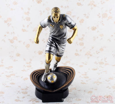 成德居树脂工艺品 银色人物踢球造型奖杯摆件的定制与批发优势